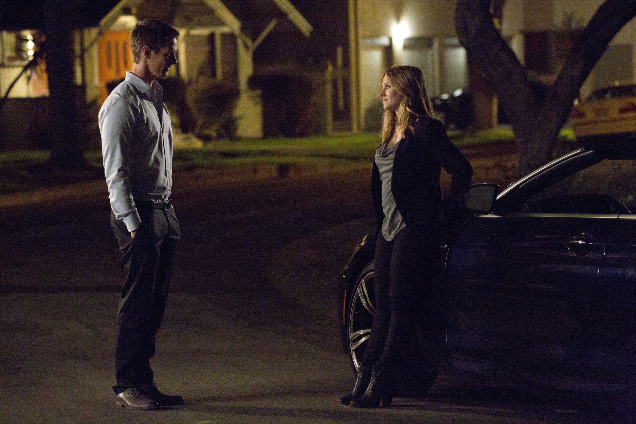 Still of Kristen Bell and Jason Dohring in Veronica Mars (2014)