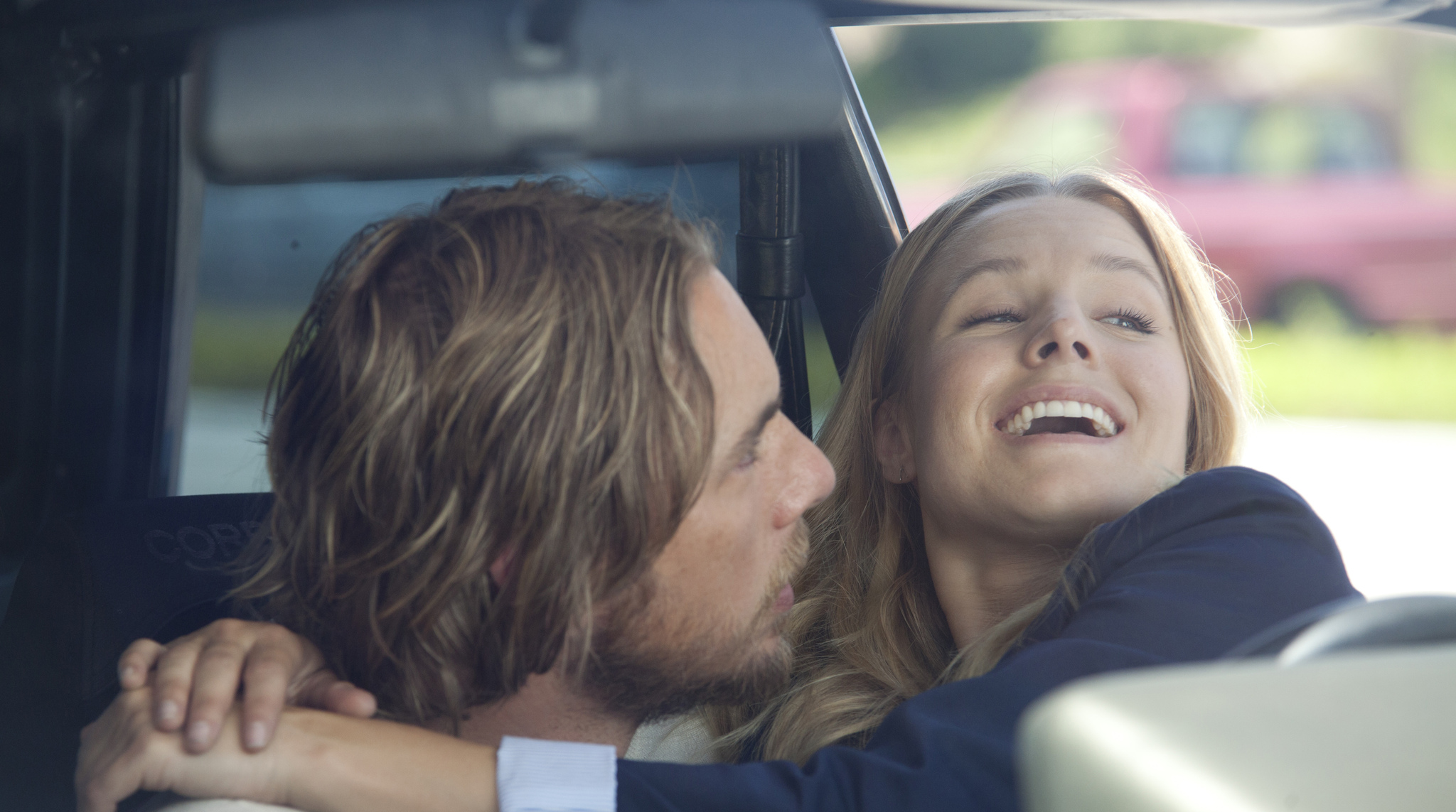 Still of Kristen Bell and Dax Shepard in Hit and Run (2012)