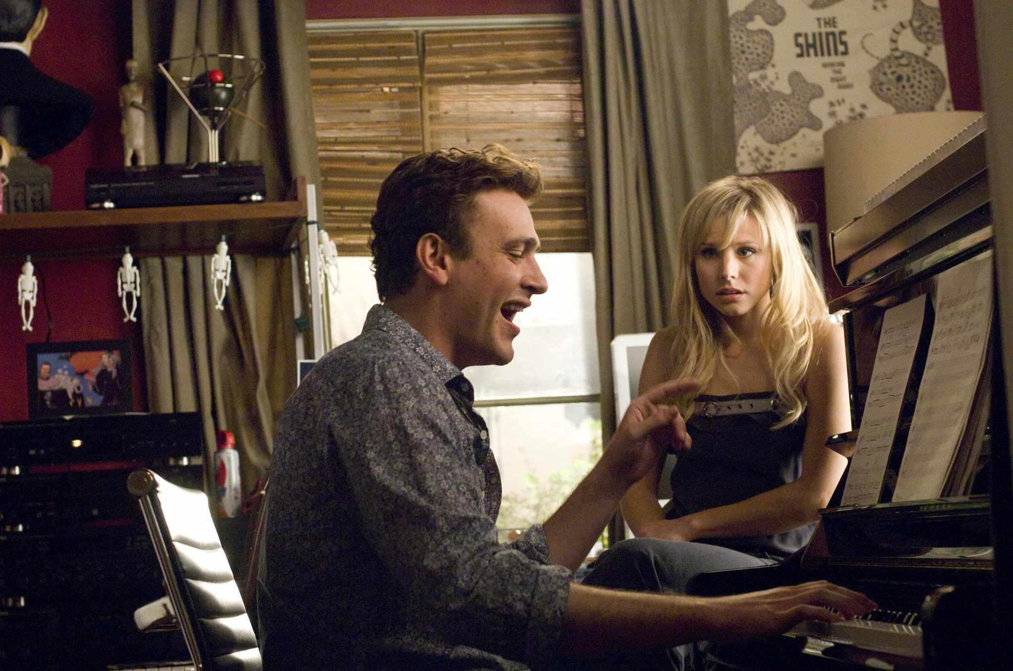 Still of Kristen Bell and Jason Segel in Forgetting Sarah Marshall (2008)