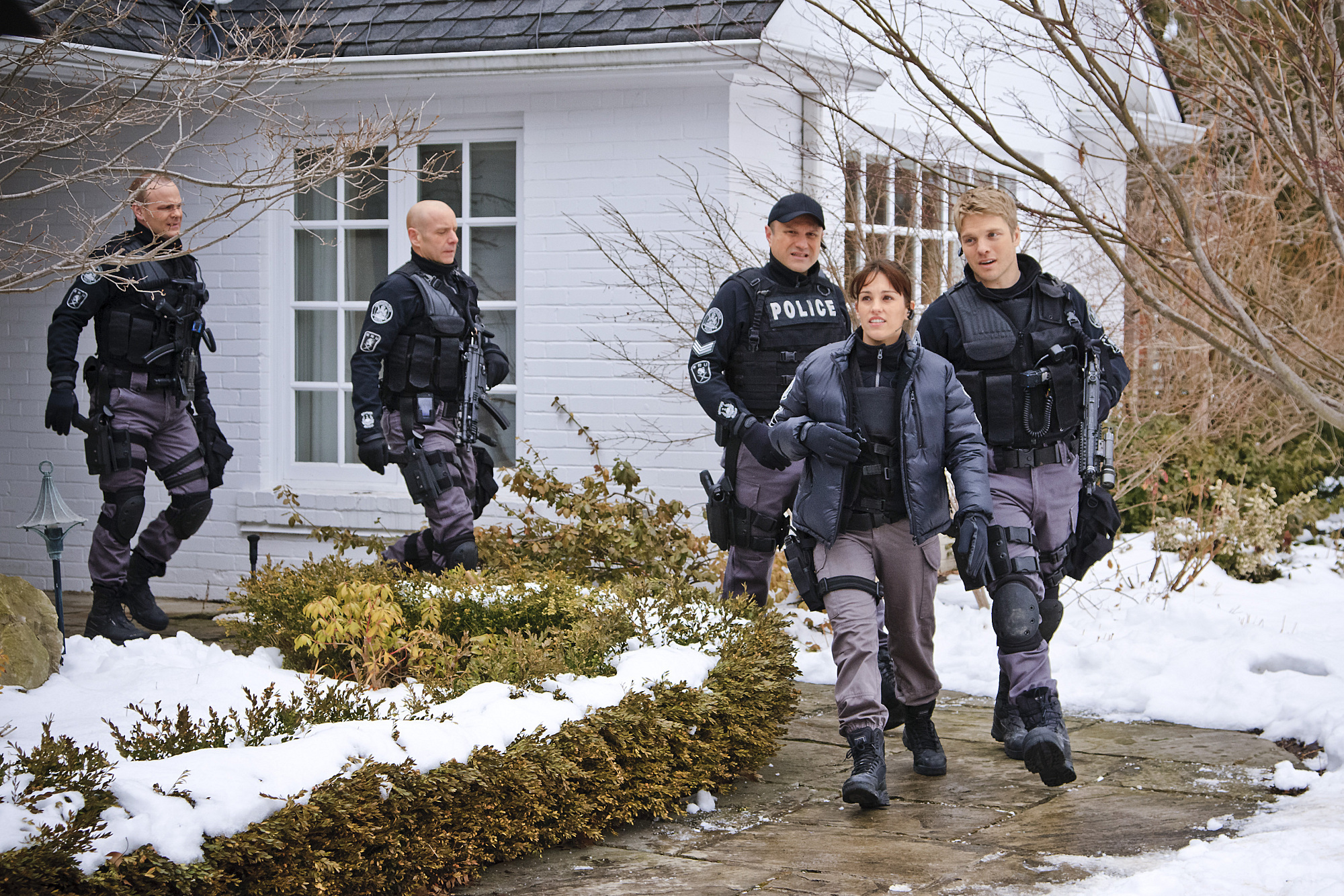 Still of Amy Jo Johnson, Enrico Colantoni, Michael Cram, Hugh Dillon and David Paetkau in Flashpoint (2008)