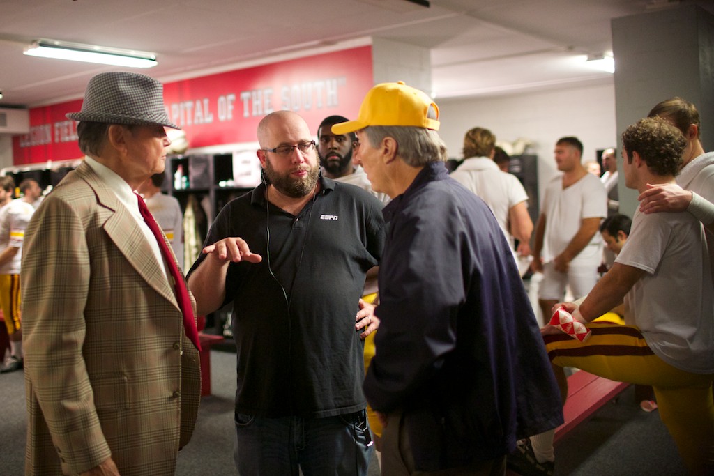 Discussing the scene with Jon Voight and Lee Perkins.
