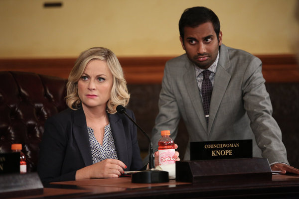 Still of Amy Poehler and Aziz Ansari in Parks and Recreation (2009)