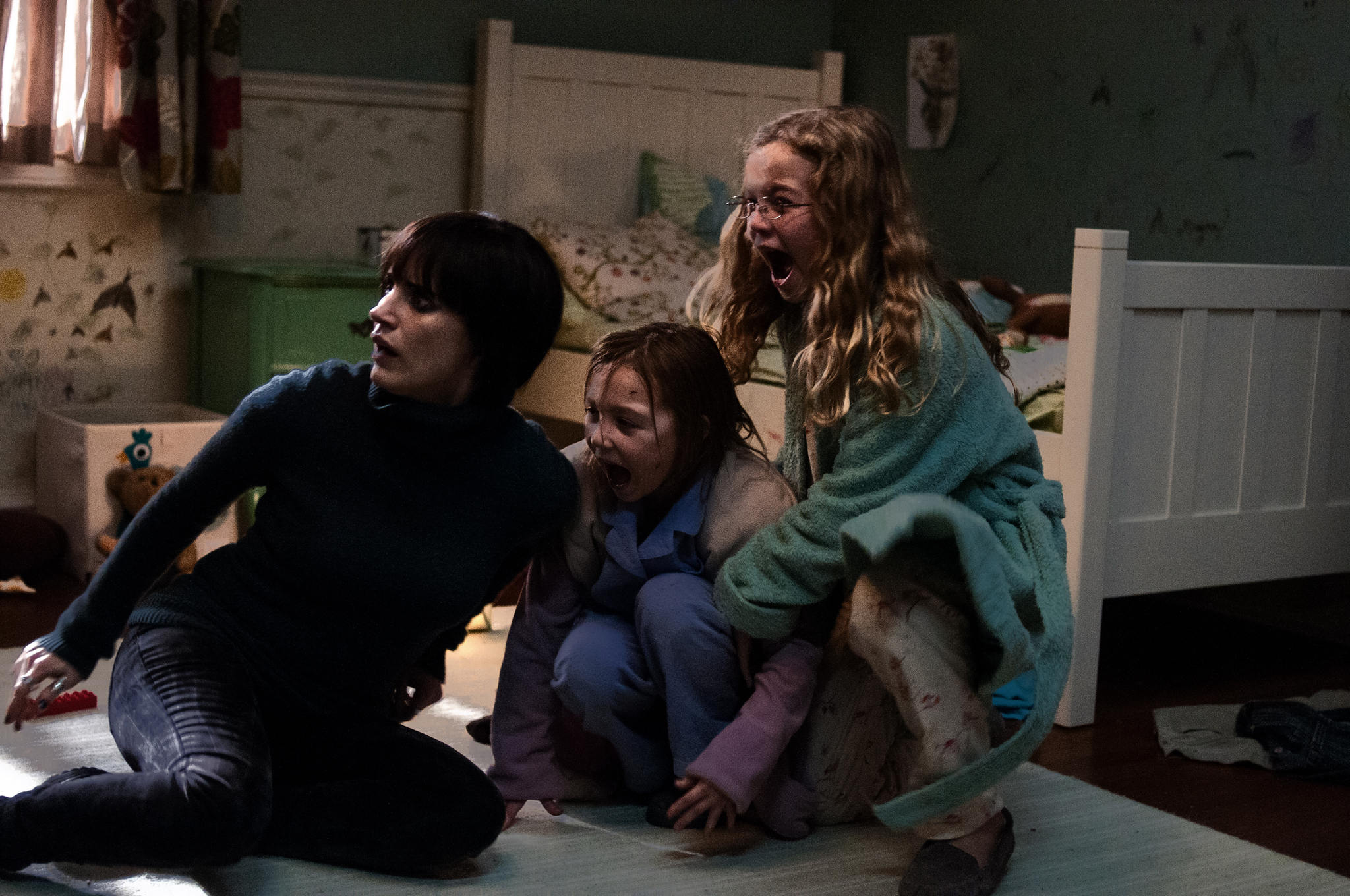 Still of Jessica Chastain, Megan Charpentier and Isabelle Nélisse in Mama (2013)