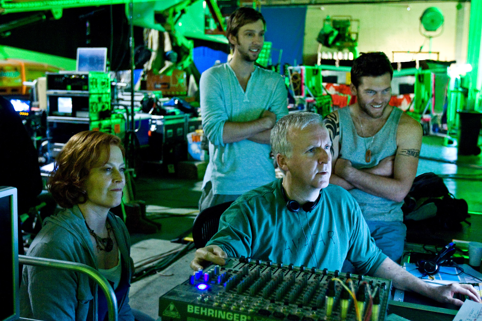 Still of James Cameron, Sigourney Weaver, Joel David Moore and Sam Worthington in Isikunijimas (2009)