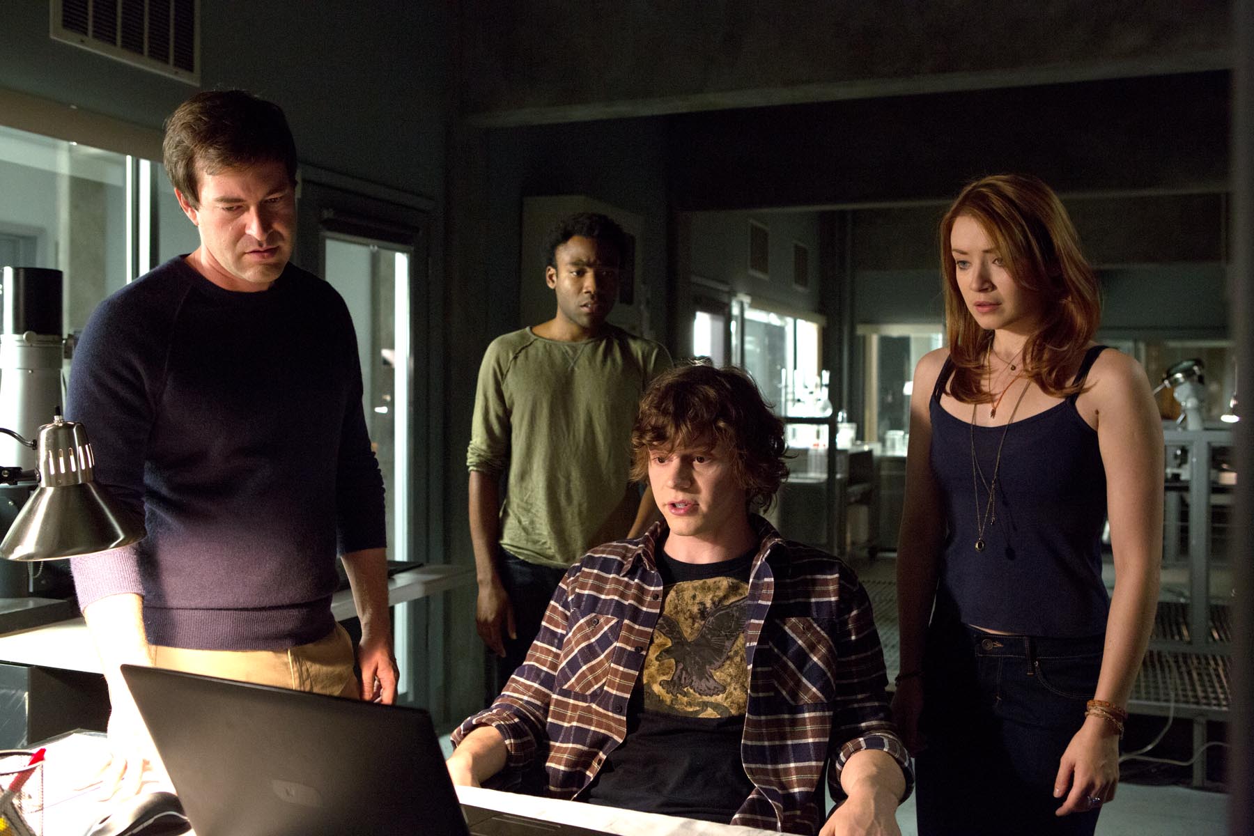 Still of Sarah Bolger, Mark Duplass, Evan Peters and Donald Glover in Lozoriaus efektas (2015)