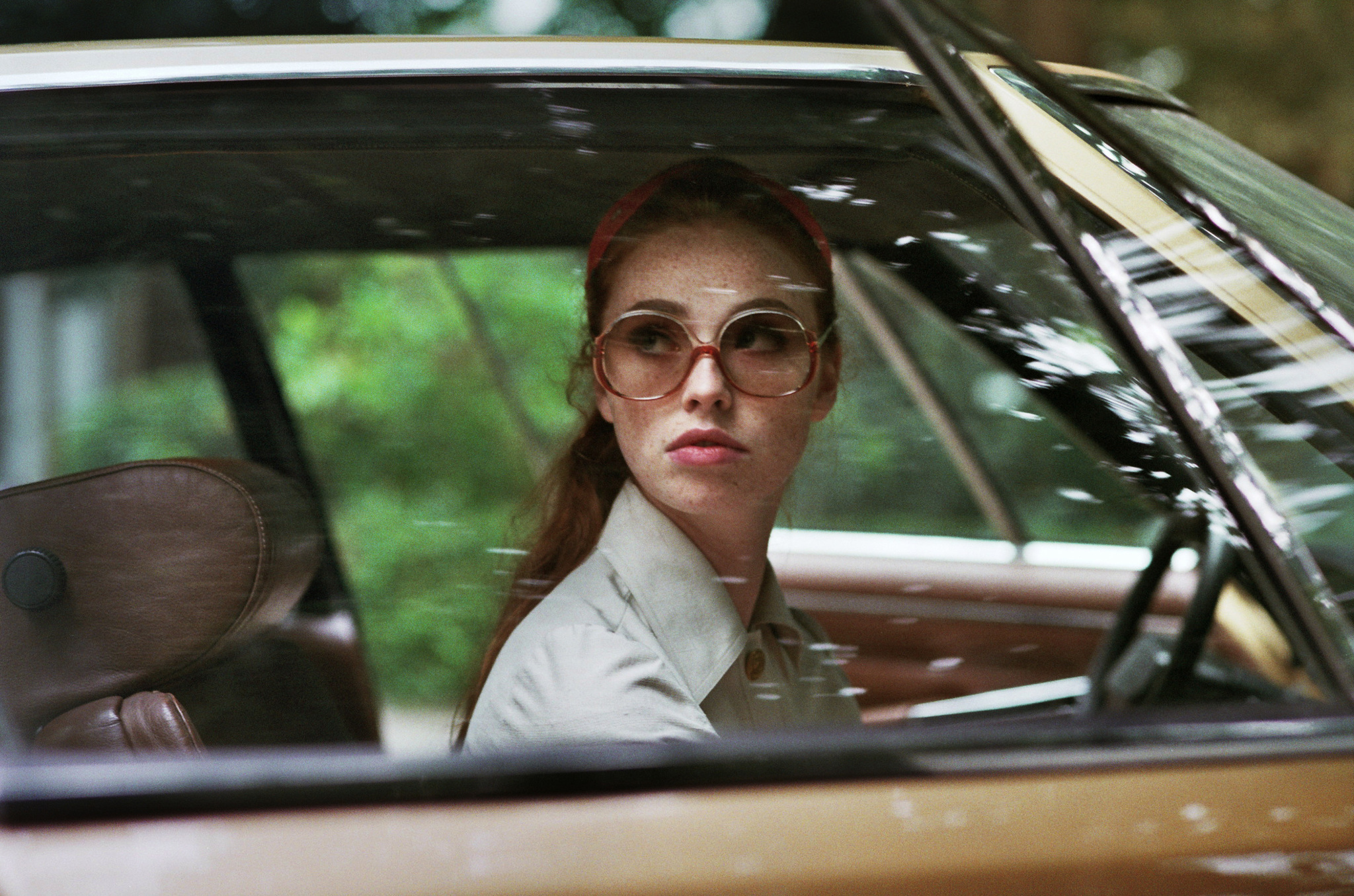 Still of Freya Mavor in La dame dans l'auto avec des lunettes et un fusil (2015)
