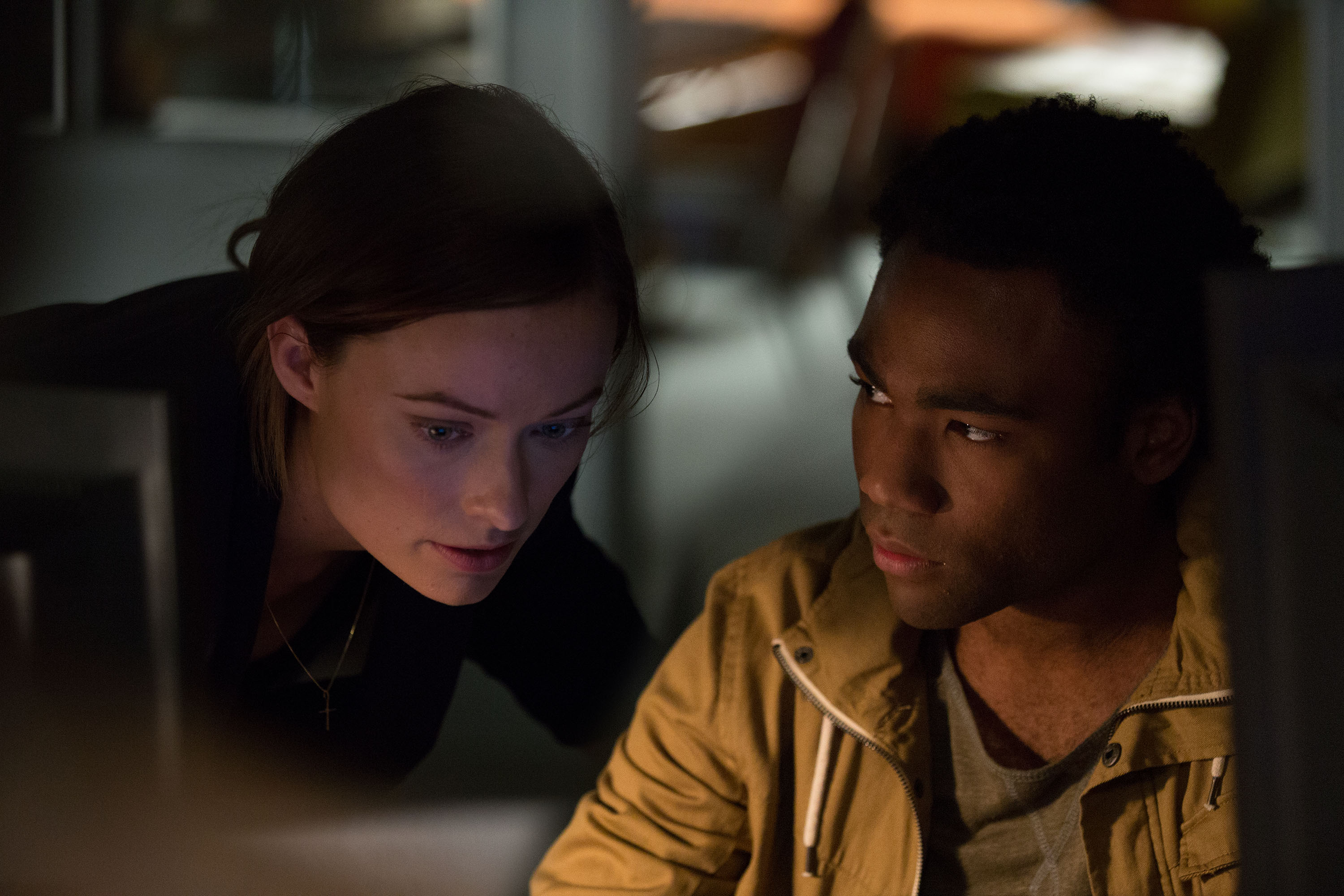 Still of Olivia Wilde and Donald Glover in Lozoriaus efektas (2015)