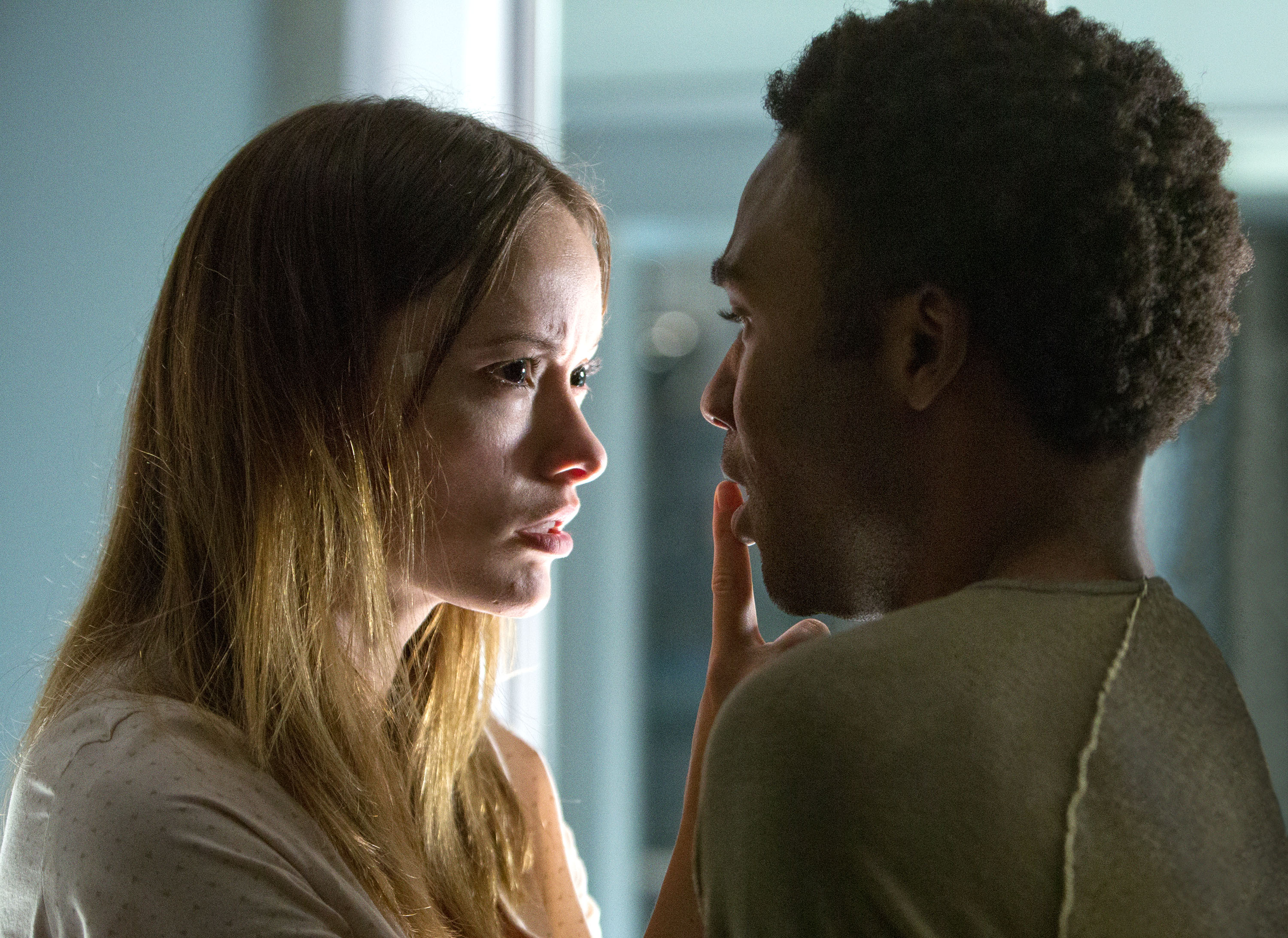 Still of Olivia Wilde and Donald Glover in Lozoriaus efektas (2015)