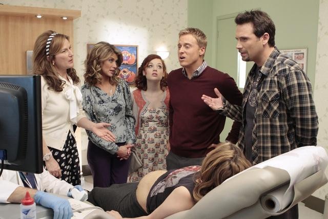 Still of Alicia Silverstone, Jeremy Sisto, Ana Gasteyer, Alan Tudyk and Gillian Vigman in Suburgatory (2011)