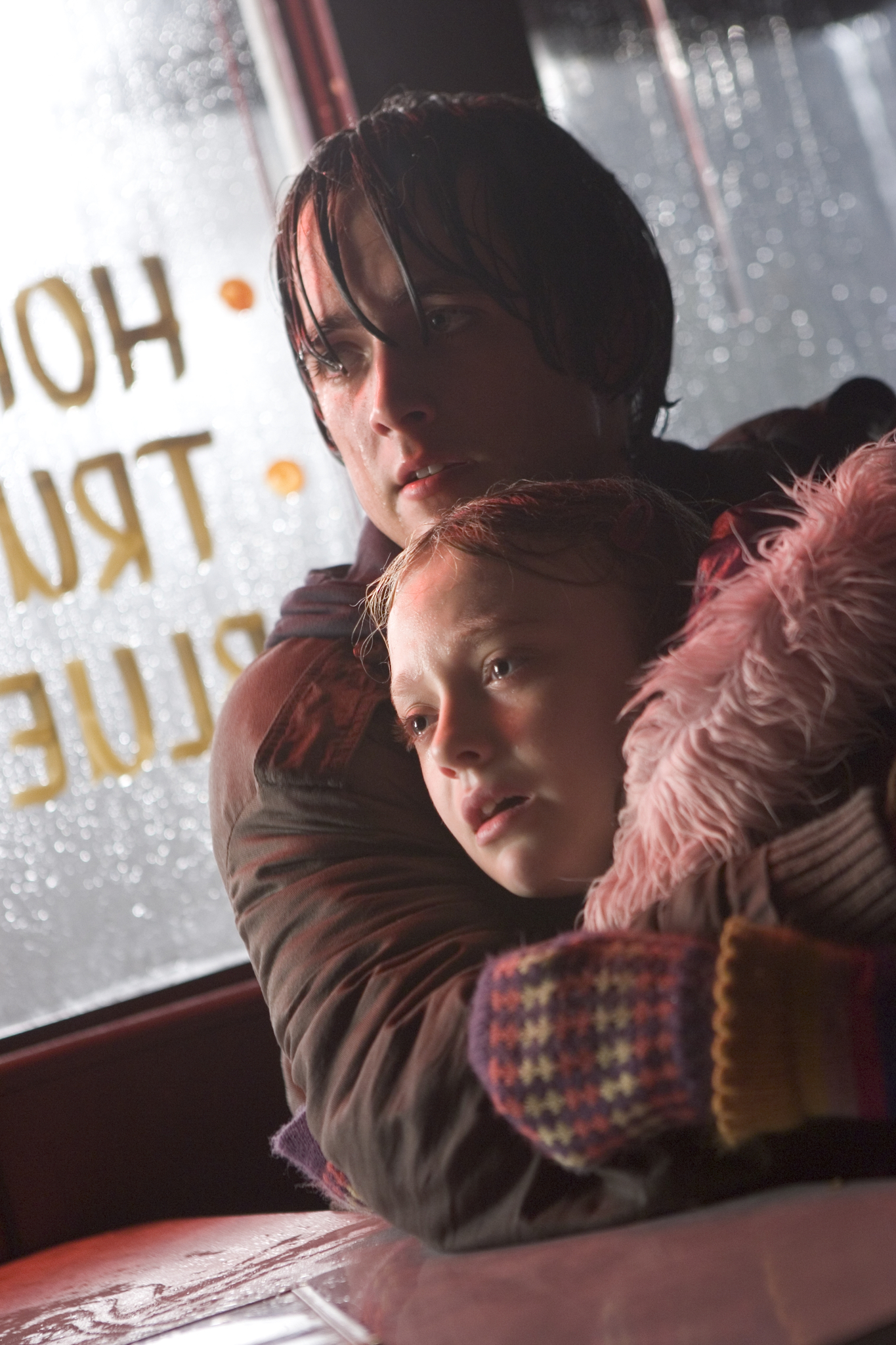 Still of Justin Chatwin and Dakota Fanning in Pasauliu karas (2005)