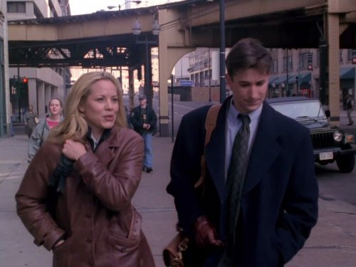 Still of Noah Wyle and Maria Bello in Ligonines priimamasis (1994)