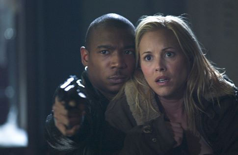 Still of Maria Bello and Ja Rule in Assault on Precinct 13 (2005)