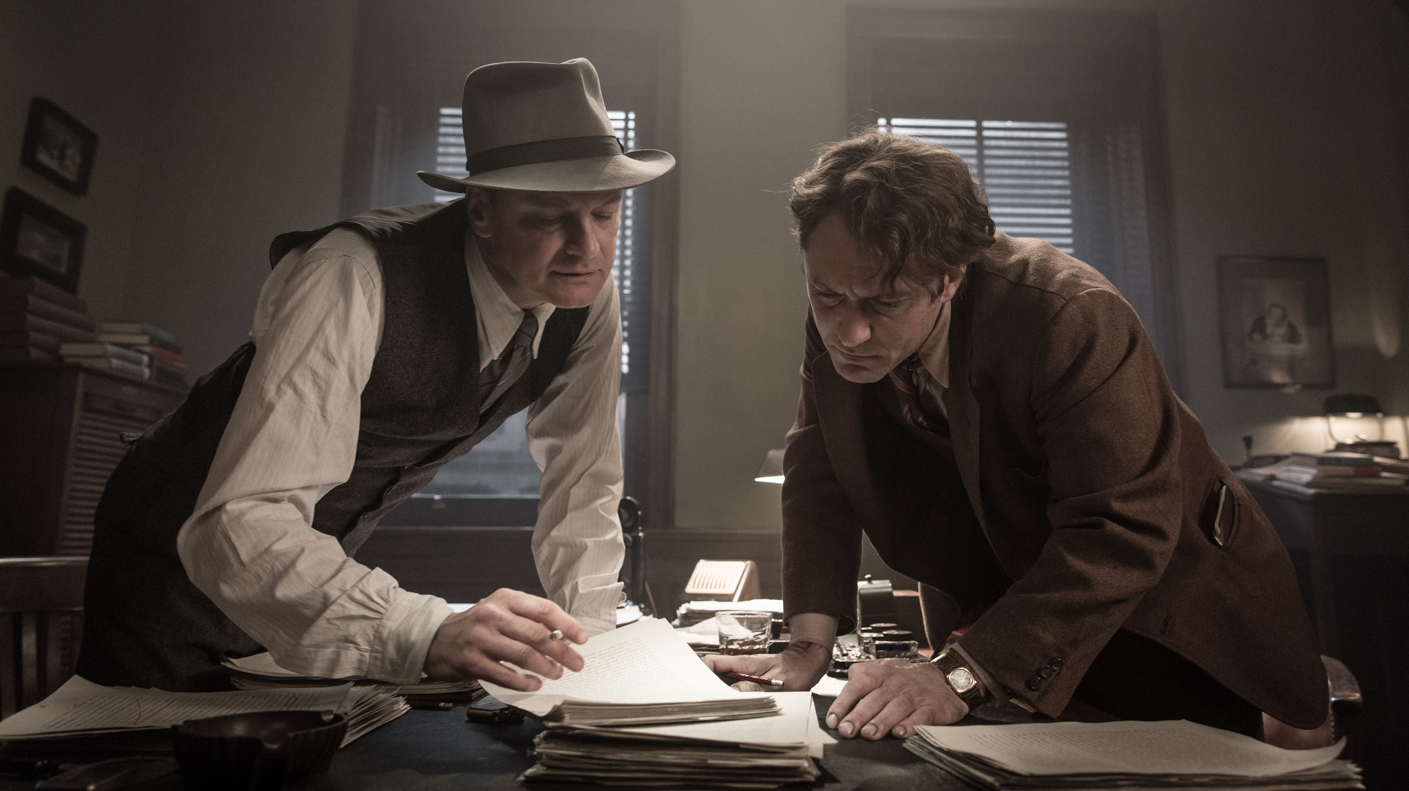 Still of Colin Firth and Jude Law in Genius (2016)