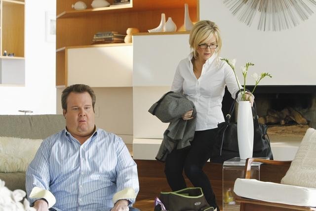 Still of Rachael Harris and Eric Stonestreet in Moderni seima (2009)