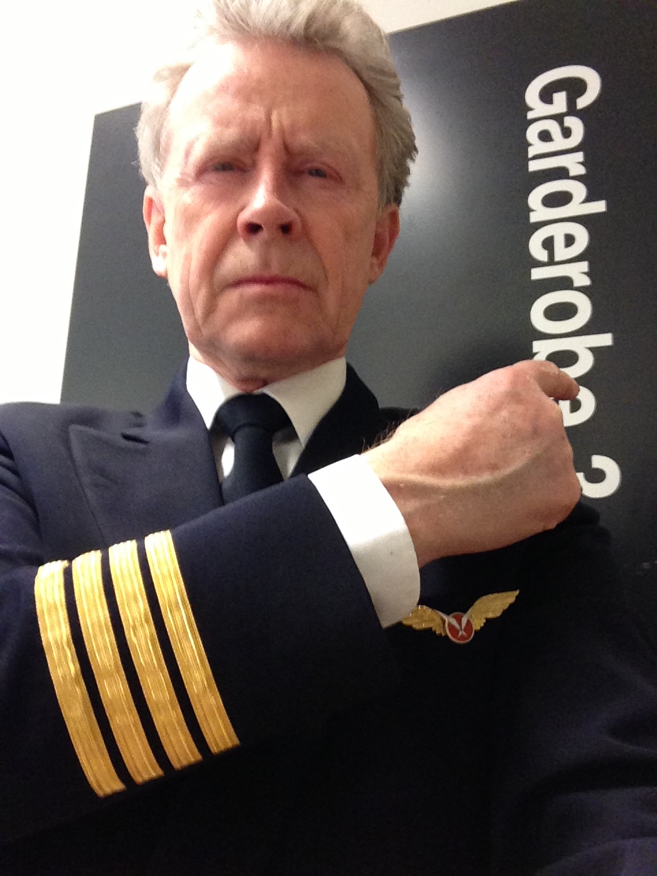 Ole Dupont as Airline Captain in Klip Fiskerne