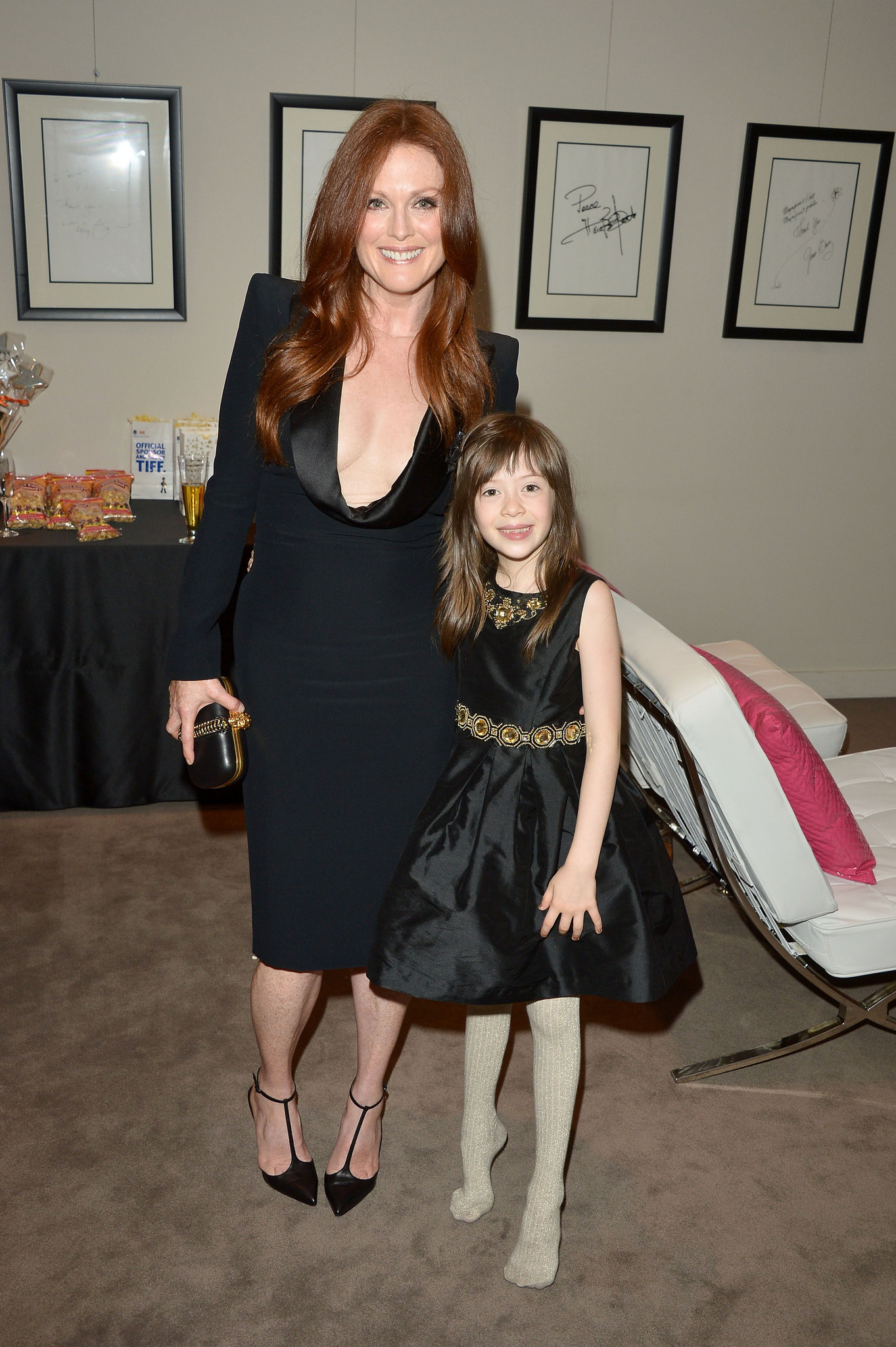 Julianne Moore and Onata Aprile at event of What Maisie Knew (2012)