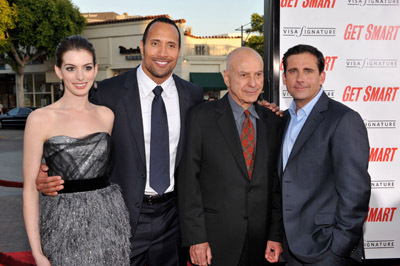 Alan Arkin, Anne Hathaway, Steve Carell and Dwayne Johnson at event of Ieskokit Gudruzio! (2008)