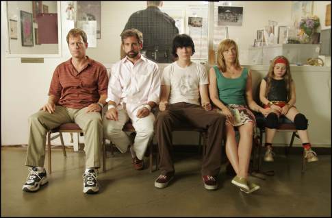 Still of Toni Collette, Greg Kinnear, Steve Carell, Paul Dano and Abigail Breslin in Little Miss Sunshine (2006)