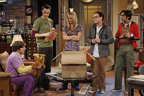 Still of Kaley Cuoco, Johnny Galecki, Simon Helberg, Jim Parsons and Kunal Nayyar in Didziojo sprogimo teorija (2007)