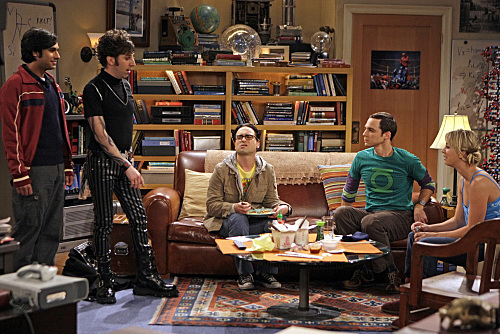 Still of Kaley Cuoco, Johnny Galecki, Simon Helberg, Jim Parsons and Kunal Nayyar in Didziojo sprogimo teorija (2007)