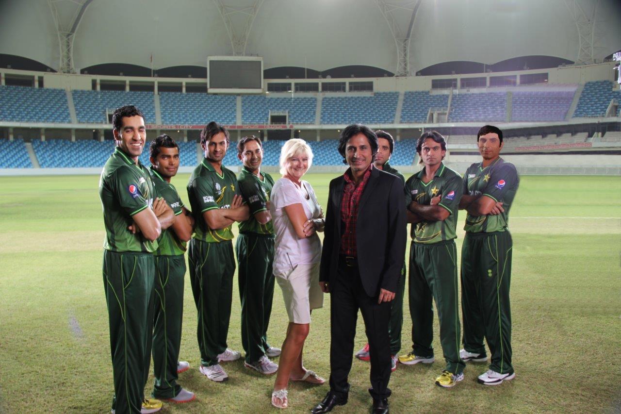Mobilink TV Campaign Director Riki Butland & the Pakistani Cricket Team (my boys)