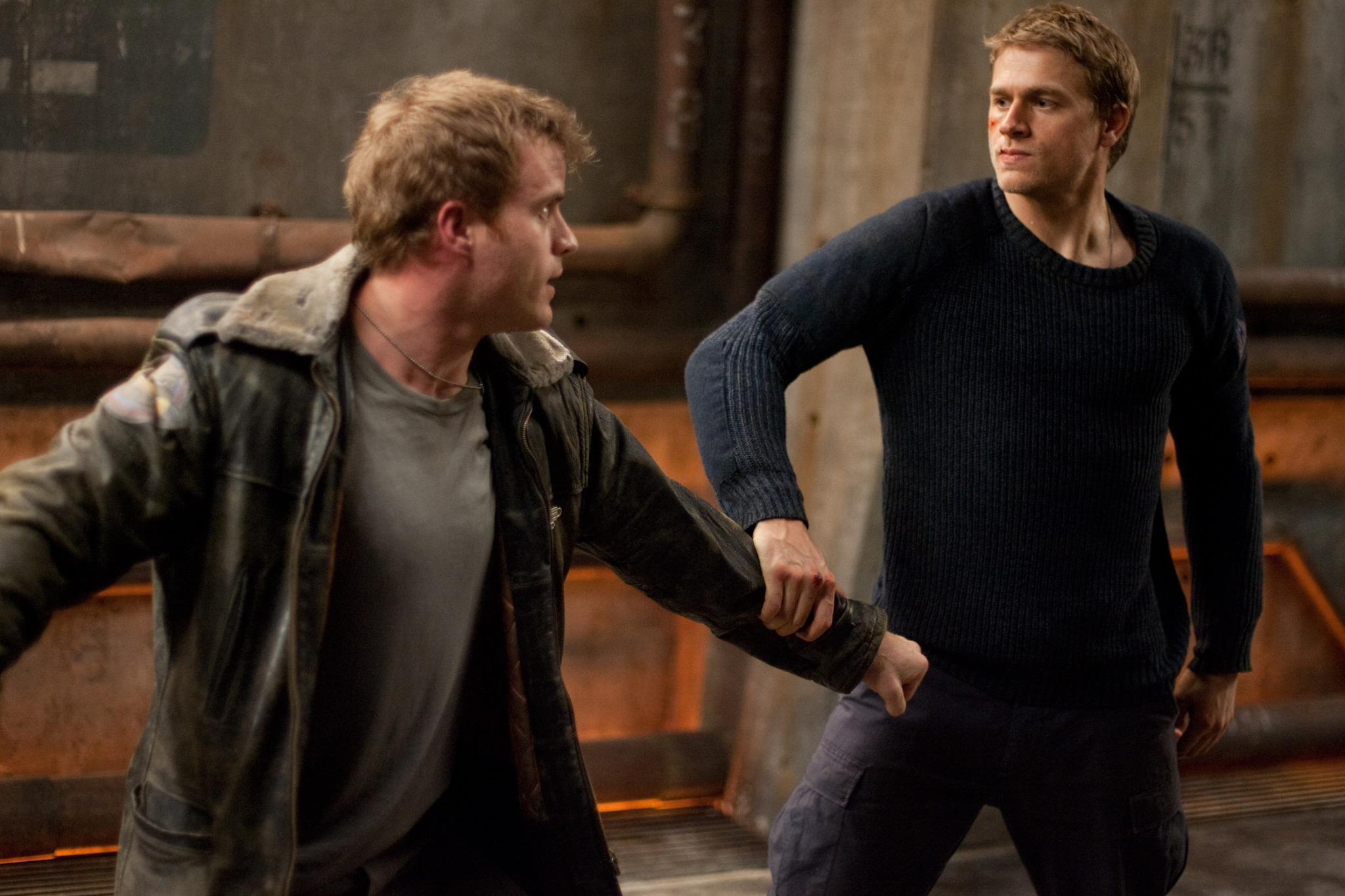 Still of Charlie Hunnam and Robert Kazinsky in Ugnies ziedas (2013)