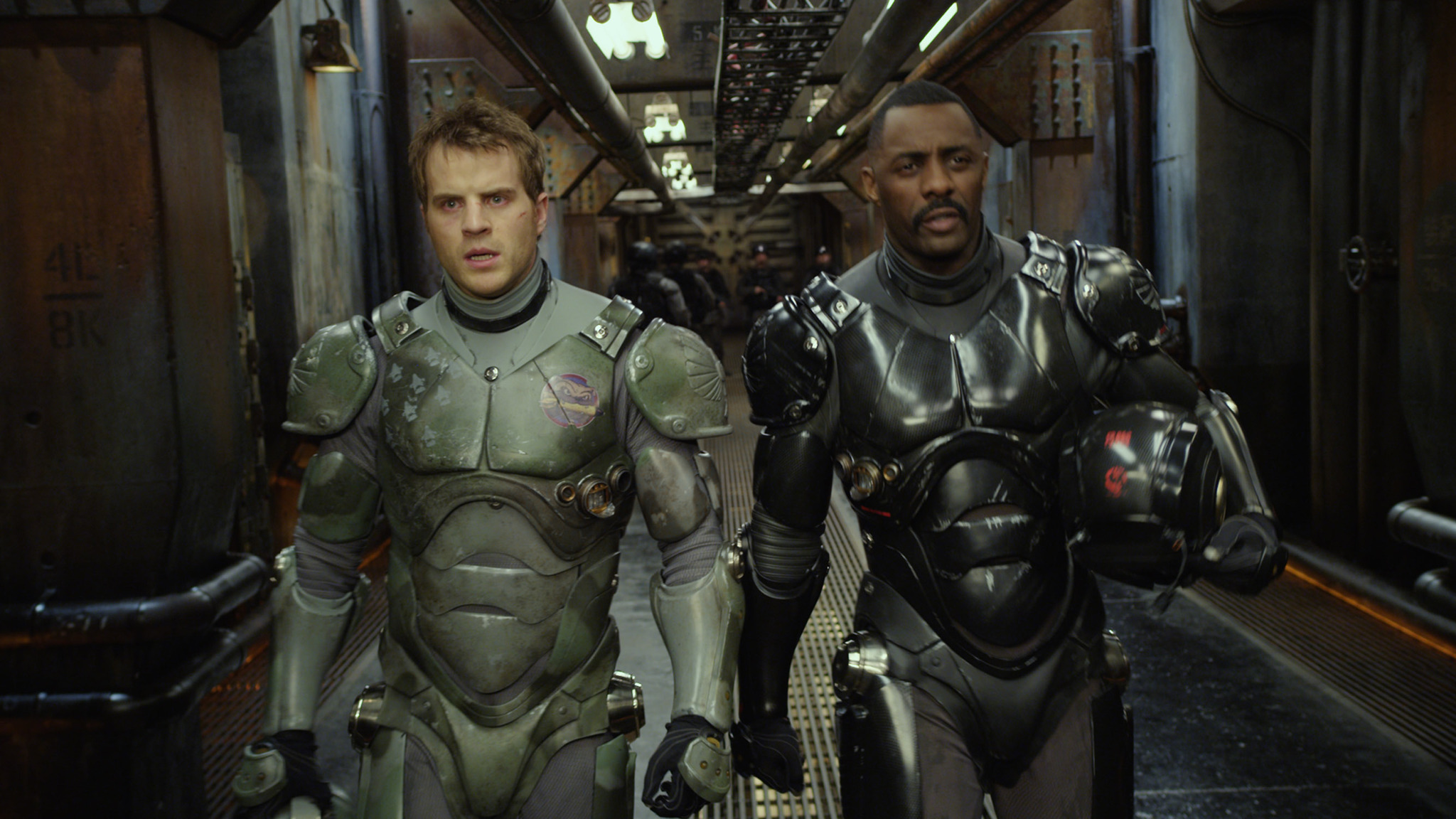 Still of Idris Elba and Robert Kazinsky in Ugnies ziedas (2013)