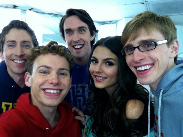 Payson Lewis on set with the cast of Nickelodeon's 