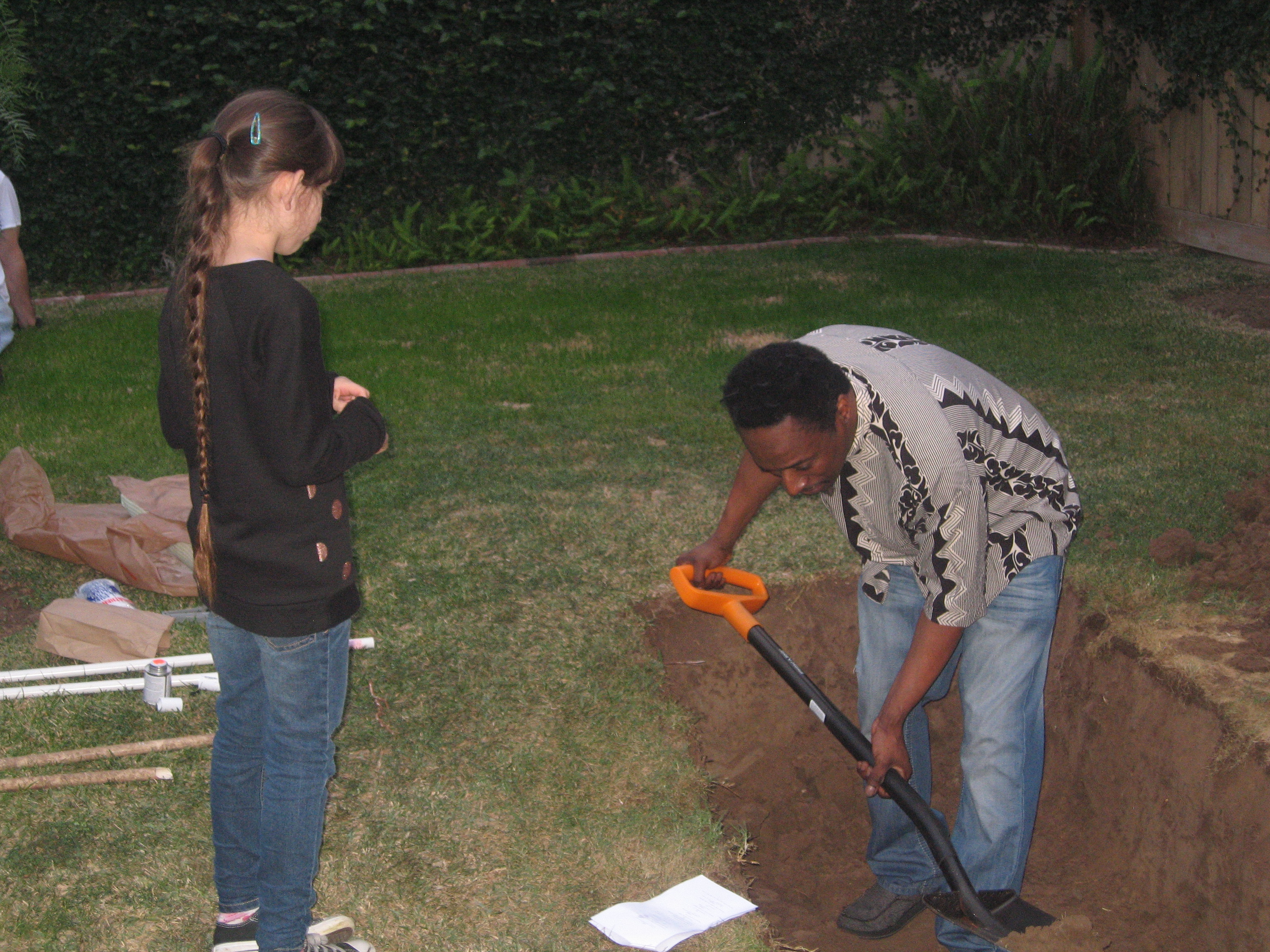 Eddie Griffin running lines with Natalie Miranda and practicing digging a grave prior to shooting a scene on the set of 