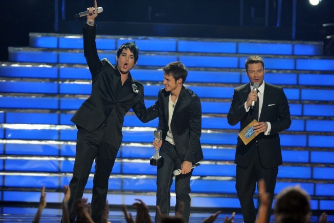 Still of Ryan Seacrest, Adam Lambert and Kris Allen in American Idol: The Search for a Superstar (2002)