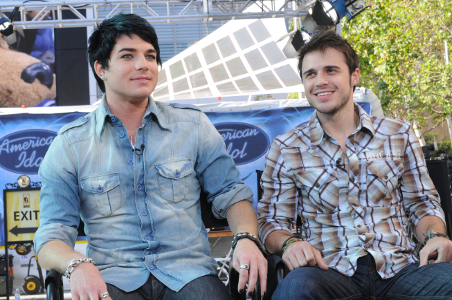 Still of Adam Lambert and Kris Allen in American Idol: The Search for a Superstar (2002)