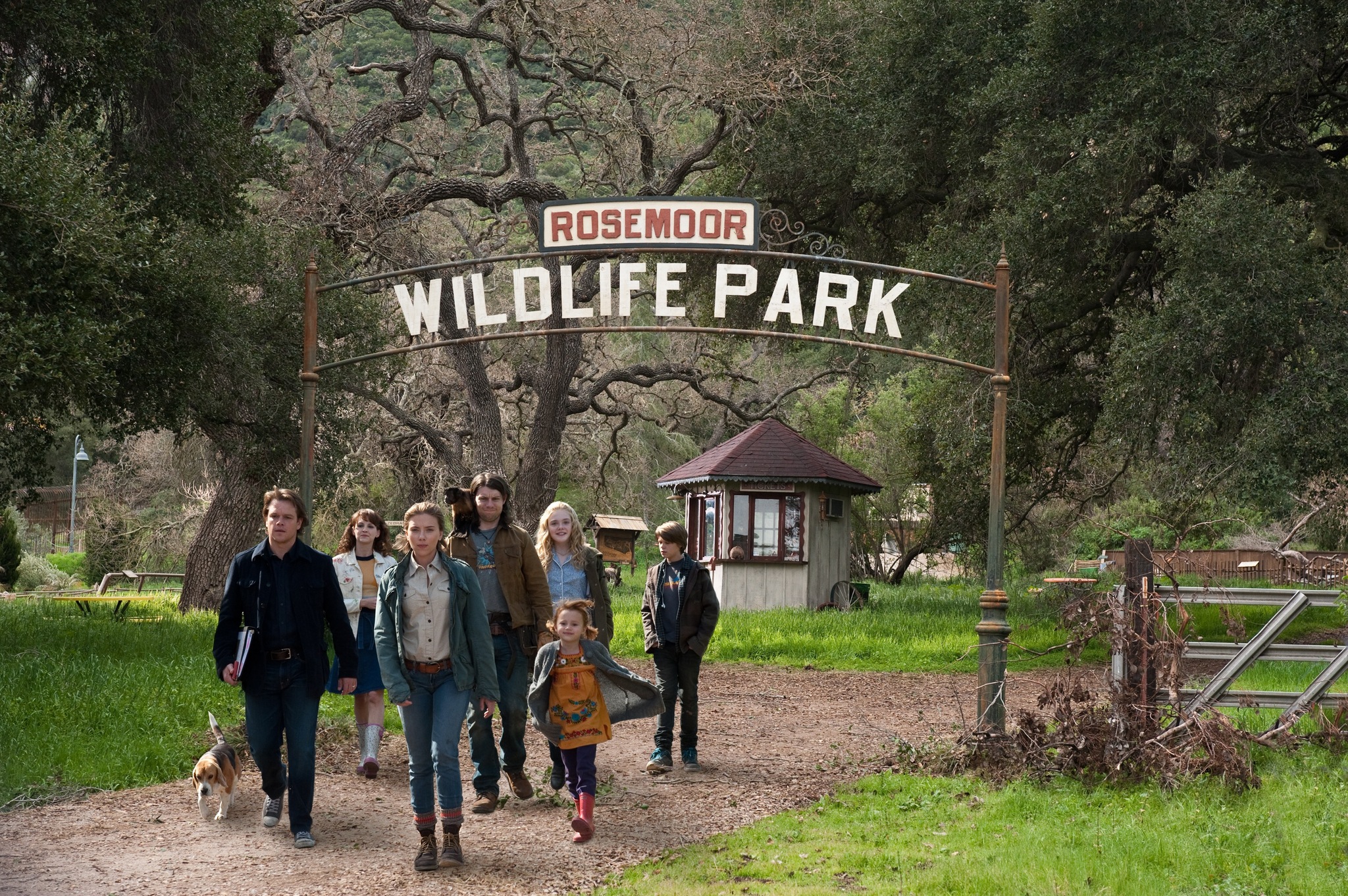 Still of Matt Damon, Patrick Fugit, Scarlett Johansson, Elle Fanning, Colin Ford and Maggie Elizabeth Jones in Mes nusipirkom zoologijos soda (2011)