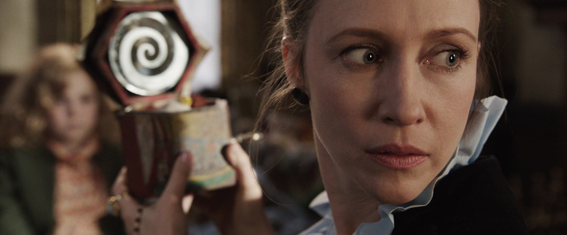 Still of Vera Farmiga and Kyla Deaver in Isvarymas (2013)