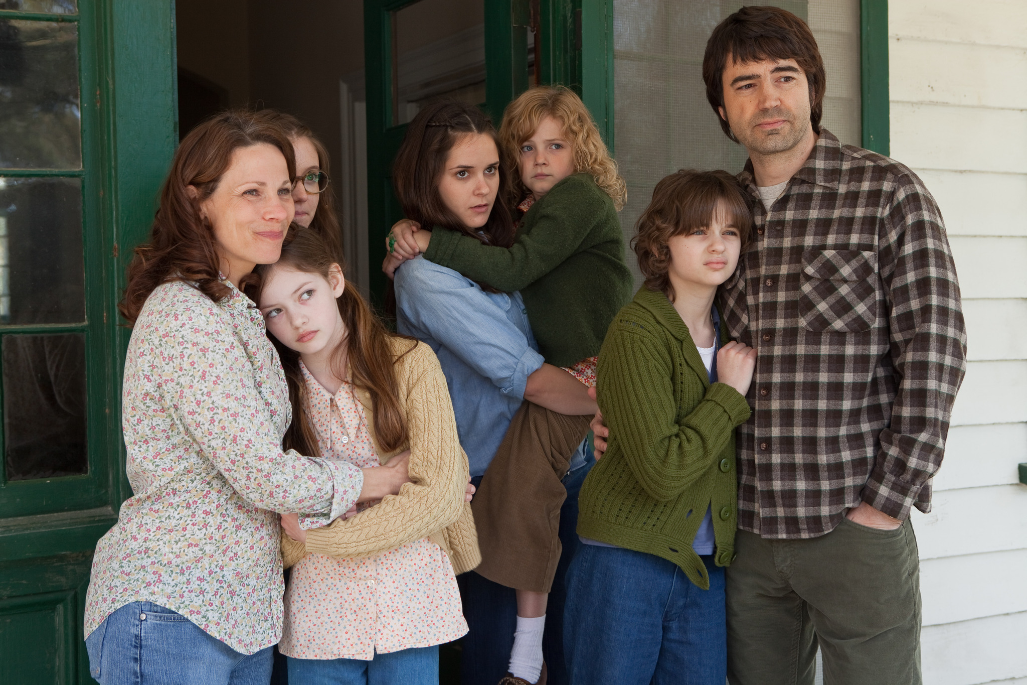 Still of Lili Taylor, Ron Livingston, Joey King, Hayley McFarland, Shanley Caswell, Mackenzie Foy and Kyla Deaver in Isvarymas (2013)