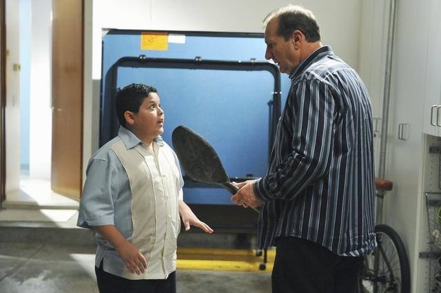 Still of Ed O'Neill and Rico Rodriguez in Moderni seima (2009)