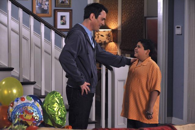 Still of Ty Burrell and Rico Rodriguez in Moderni seima (2009)