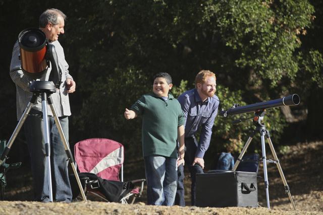 Still of Jesse Tyler Ferguson, Ed O'Neill and Rico Rodriguez in Moderni seima (2009)