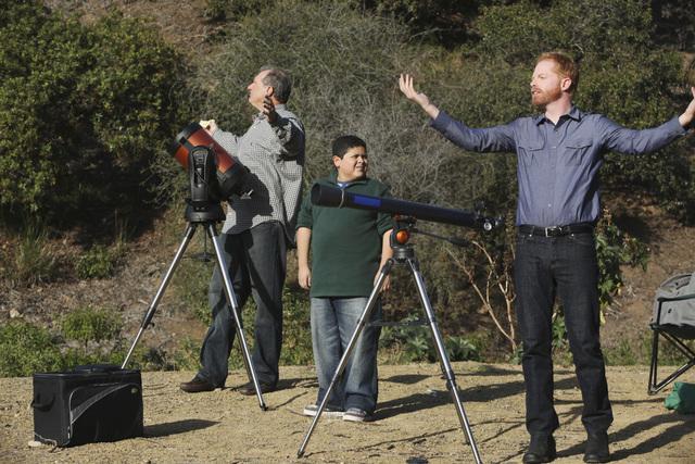 Still of Jesse Tyler Ferguson, Ed O'Neill and Rico Rodriguez in Moderni seima (2009)