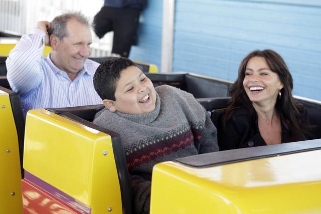 Still of Sofía Vergara, Ed O'Neill and Rico Rodriguez in Moderni seima: Fears (2010)