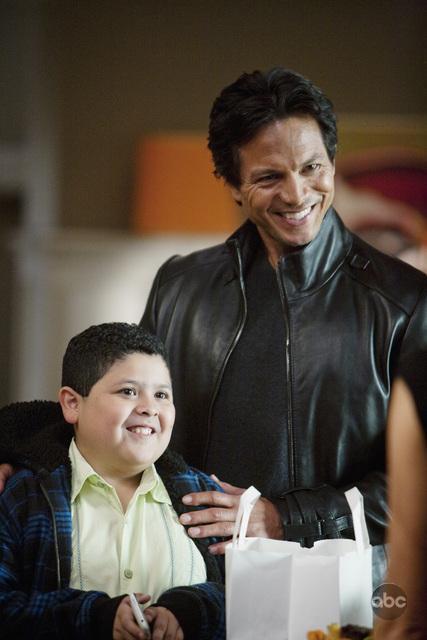 Still of Benjamin Bratt and Rico Rodriguez in Moderni seima (2009)