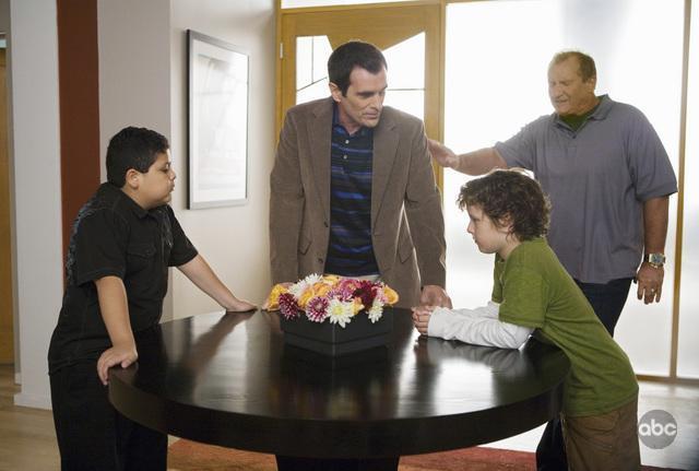 Still of Ty Burrell, Ed O'Neill, Nolan Gould and Rico Rodriguez in Moderni seima (2009)