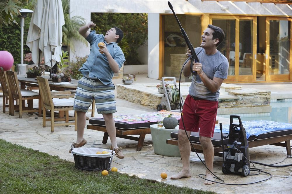 Still of Ty Burrell and Rico Rodriguez in Moderni seima (2009)