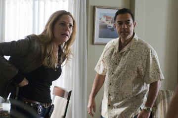 Still of Mary McCormack and Carlos Gómez in In Plain Sight (2008)