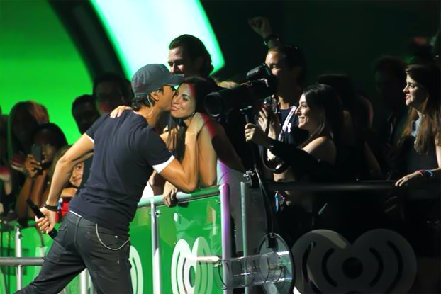 Enrique performing live... and stopping by side-stage for a kiss.