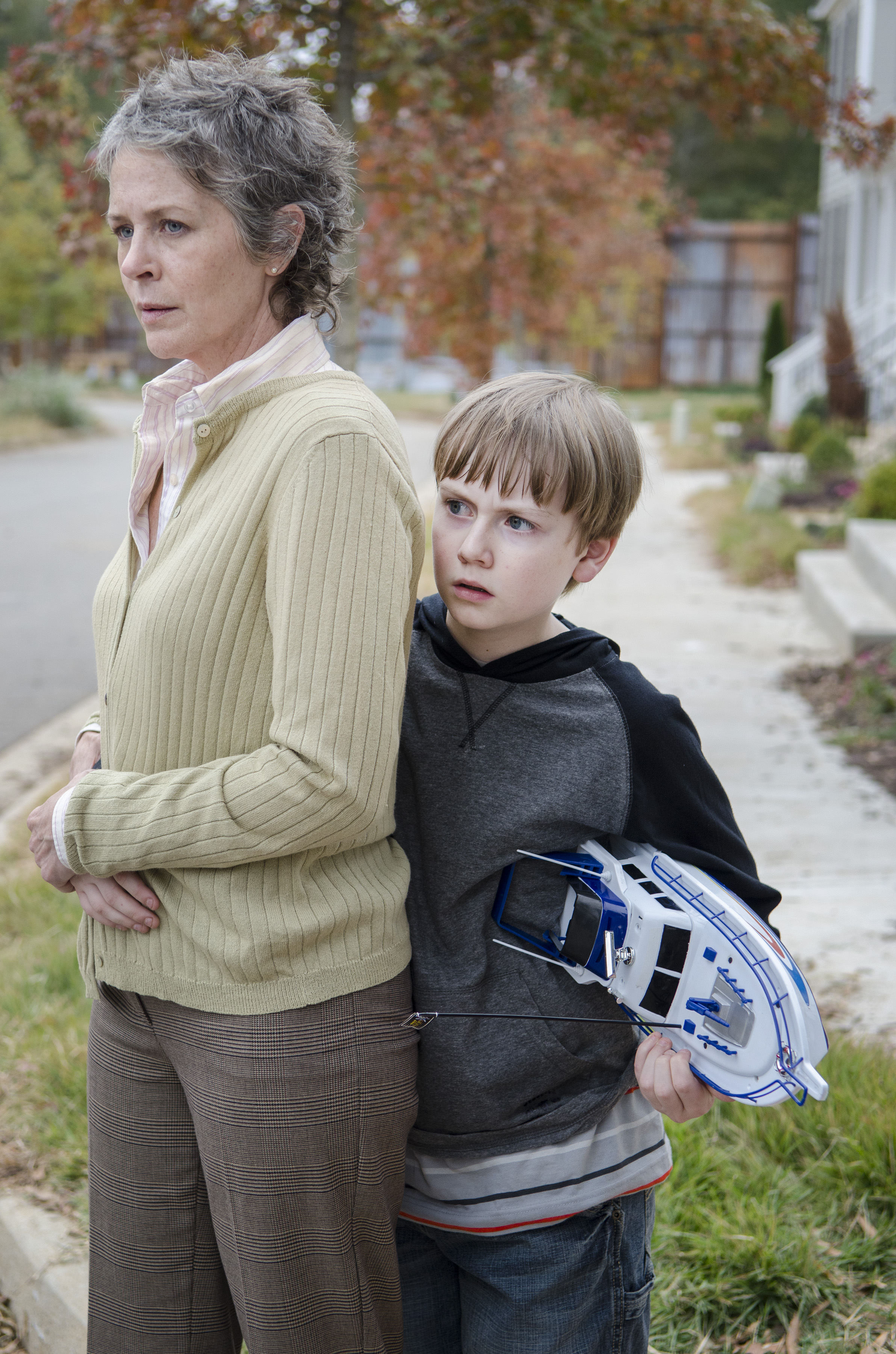 Still of Melissa McBride and Major Dodson in Vaiksciojantys negyveliai (2010)