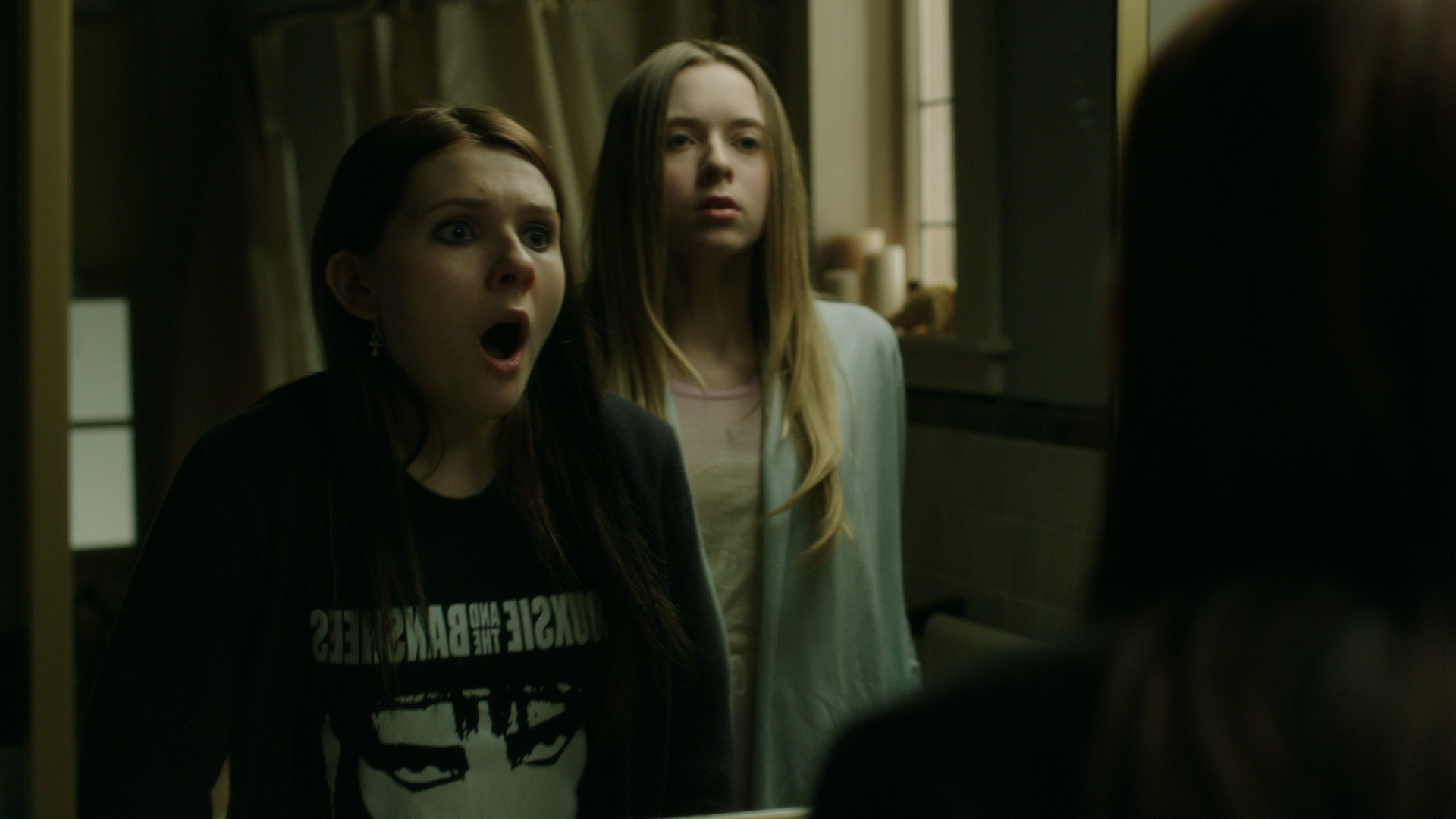 Still of Abigail Breslin and Eleanor Zichy in Haunter (2013)