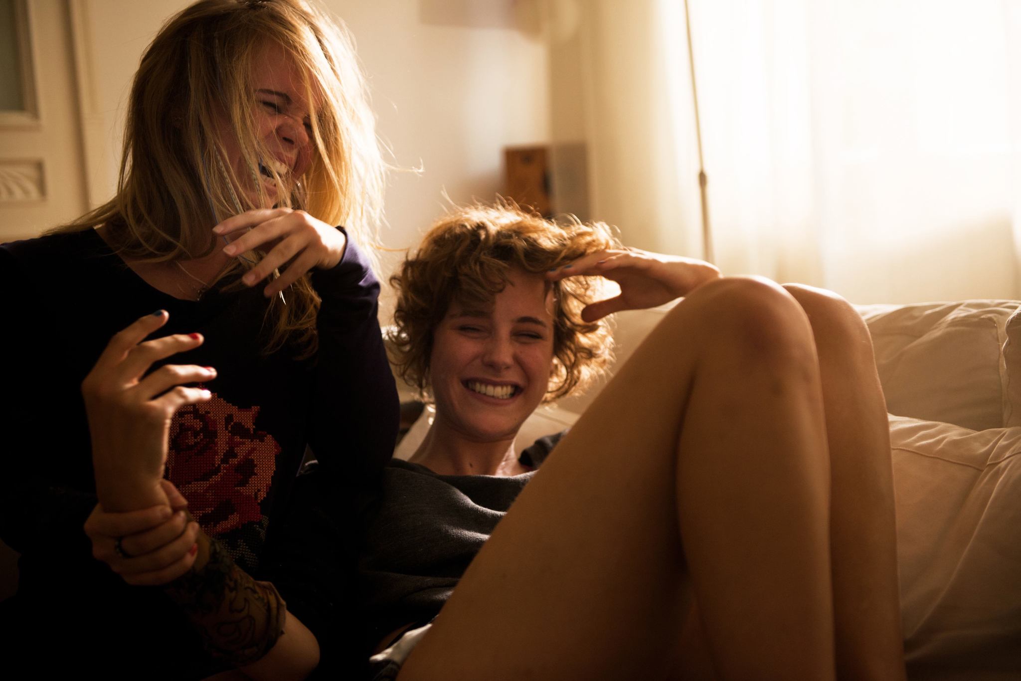 Still of Carla Juri and Marlen Kruse in Feuchtgebiete (2013)