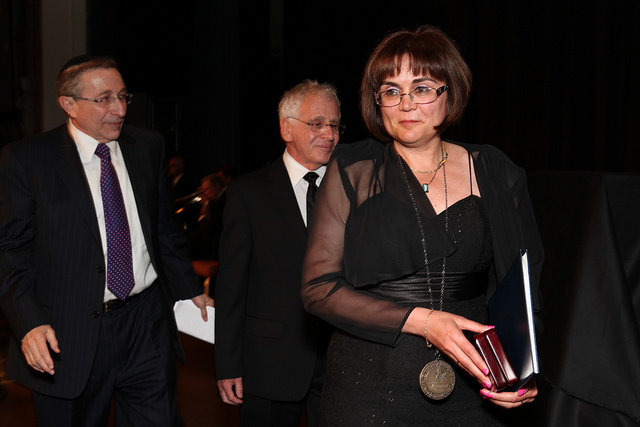 Gyöngyi Magó accepting the Medal of Valor from the Museum of Tolerance, with director Gabor Kalman and Rabbi Marvin Hier.