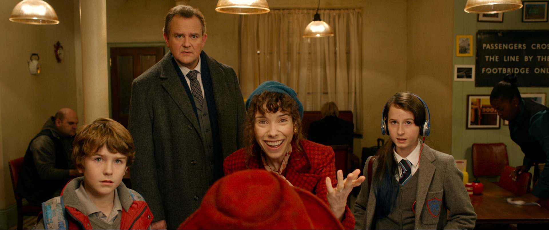 Still of Hugh Bonneville, Sally Hawkins, Madeleine Harris and Samuel Joslin in Meskiukas Padingtonas (2014)