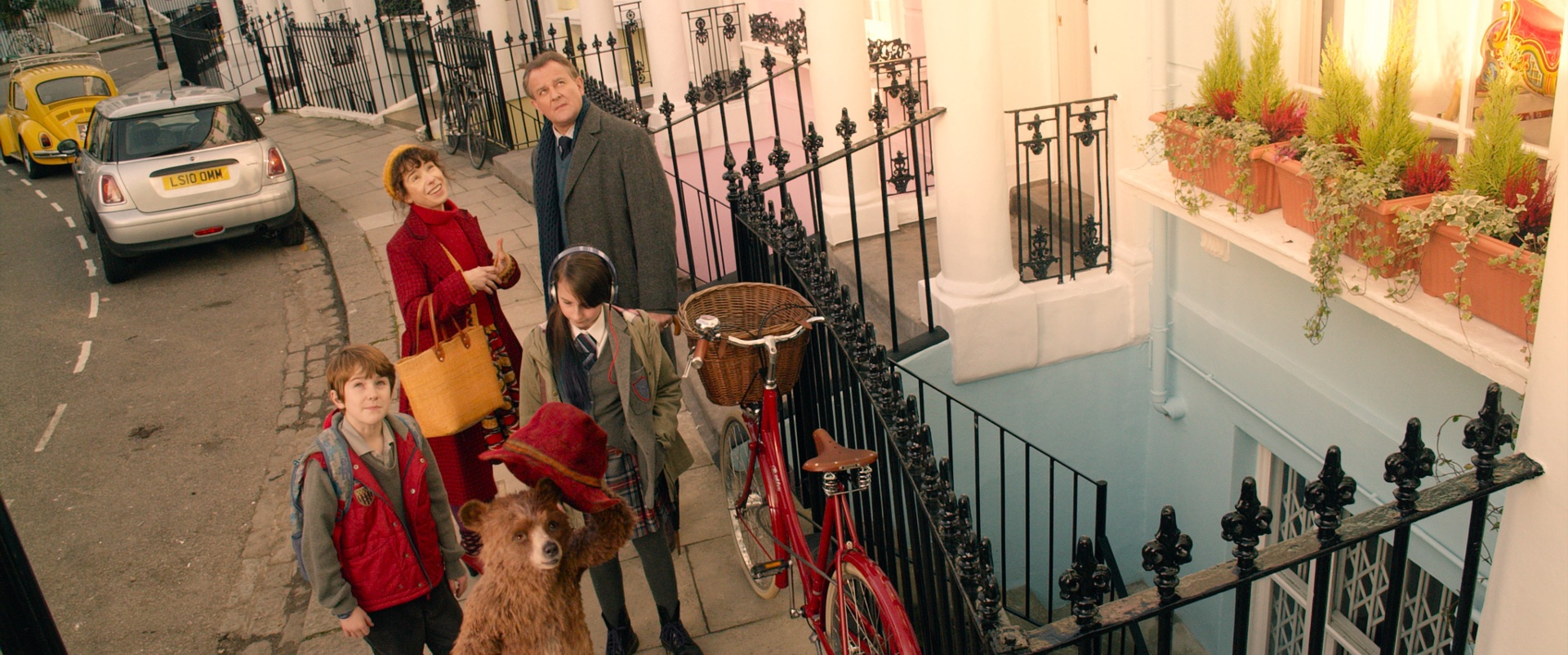 Still of Hugh Bonneville, Sally Hawkins, Madeleine Harris and Samuel Joslin in Meskiukas Padingtonas (2014)